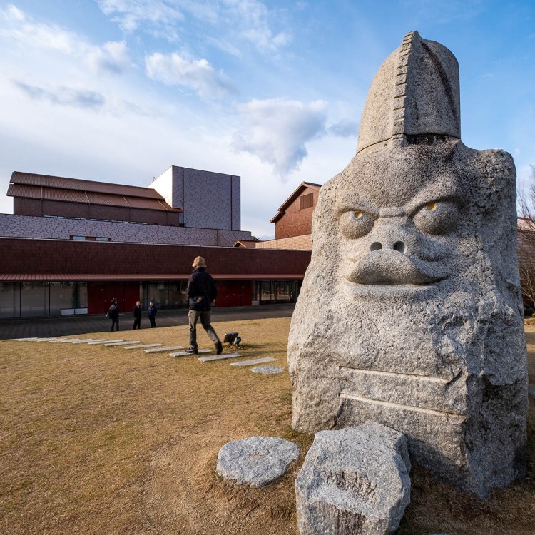 石見神楽の大蛇（おろち）をモチーフにした彫刻「OROCHI」が正面エントランス前で来館者を出迎えている。