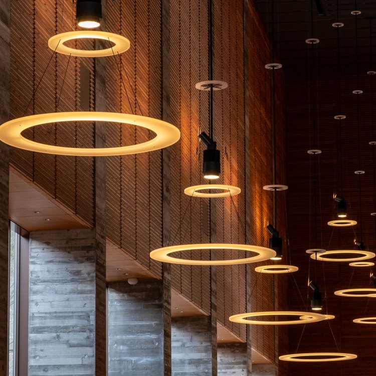 ホールのロビーを彩るデザイン性豊かなペンダントライト。