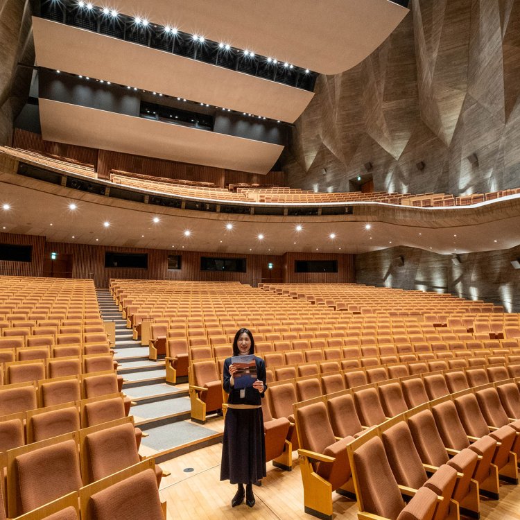 「大ホール内で観劇の際はコンクリートの折れ壁にも注目してください」と話す総務広報課の田原維子さん。