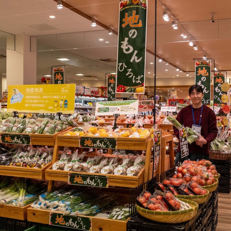 自然農法で育てた地元野菜を自ら店頭に並べる「月のてぶくろ農園」の大倉明蓮さん。
