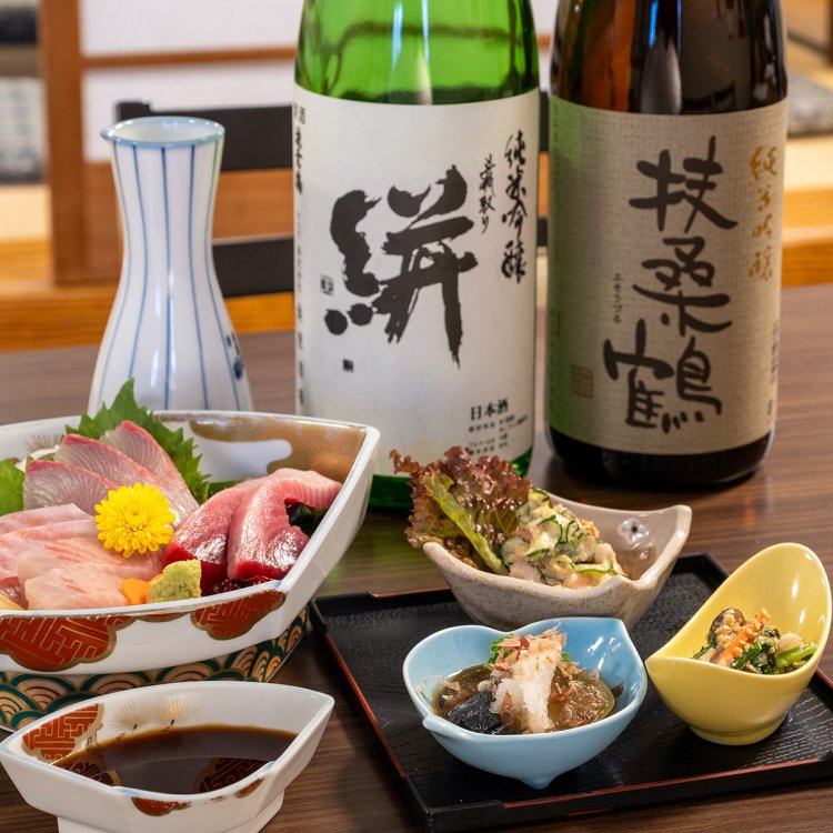 前菜3種に季節の刺身盛りが付くおつまみセット1650円はお得感十分で大満足！