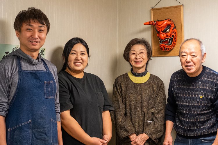 初代と2代目ご夫婦が和気あいあいと切り盛りする家庭的雰囲気だ。