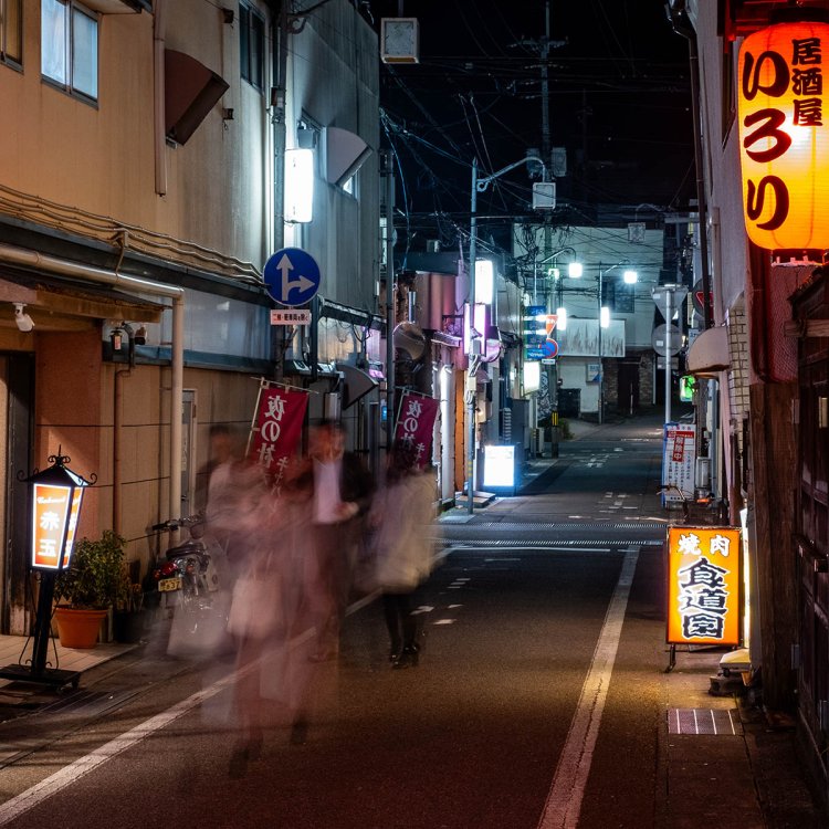 どこからか地元の酔客が現れ、そしてお気に入りの店へと消えていく。