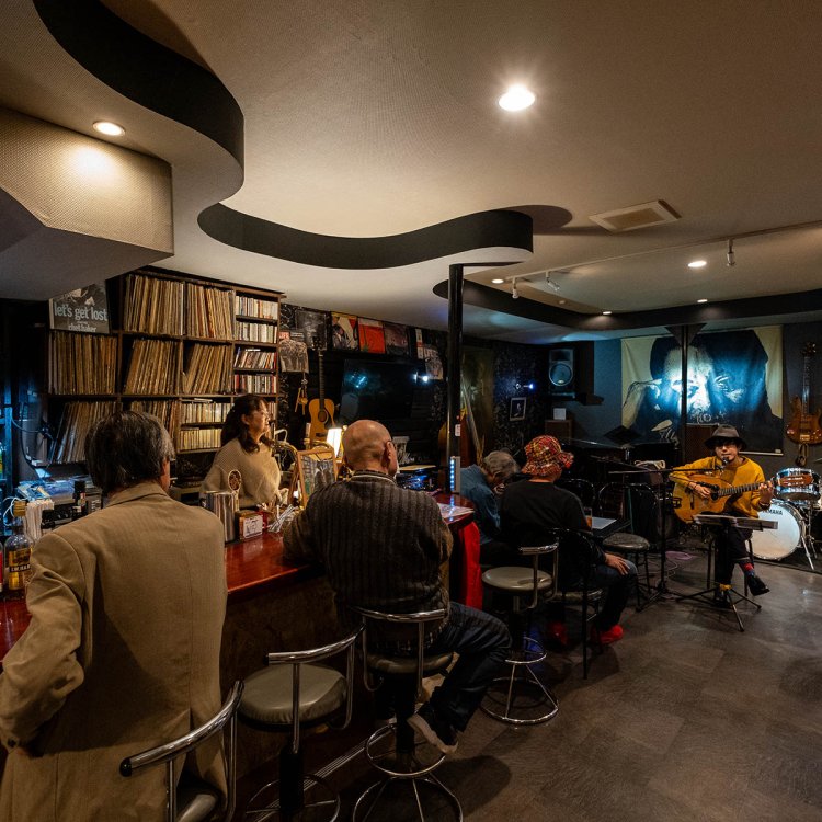 音楽好きが客を前に自由に演奏できるオープンマイクは主に火曜夜開催。