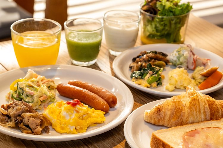 バイキング形式の朝食は何を選ぶか迷うほど種類も豊富だ。