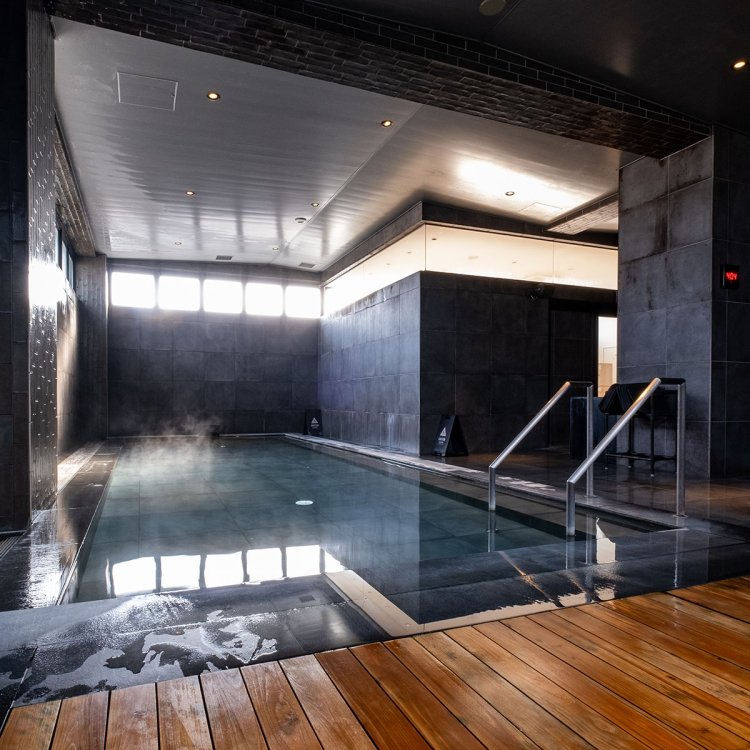 ホテル2階の「益田温泉」には自前の源泉を引いた大浴槽とサウナ（女性用はミスト）・水風呂がある（写真は男性用）。