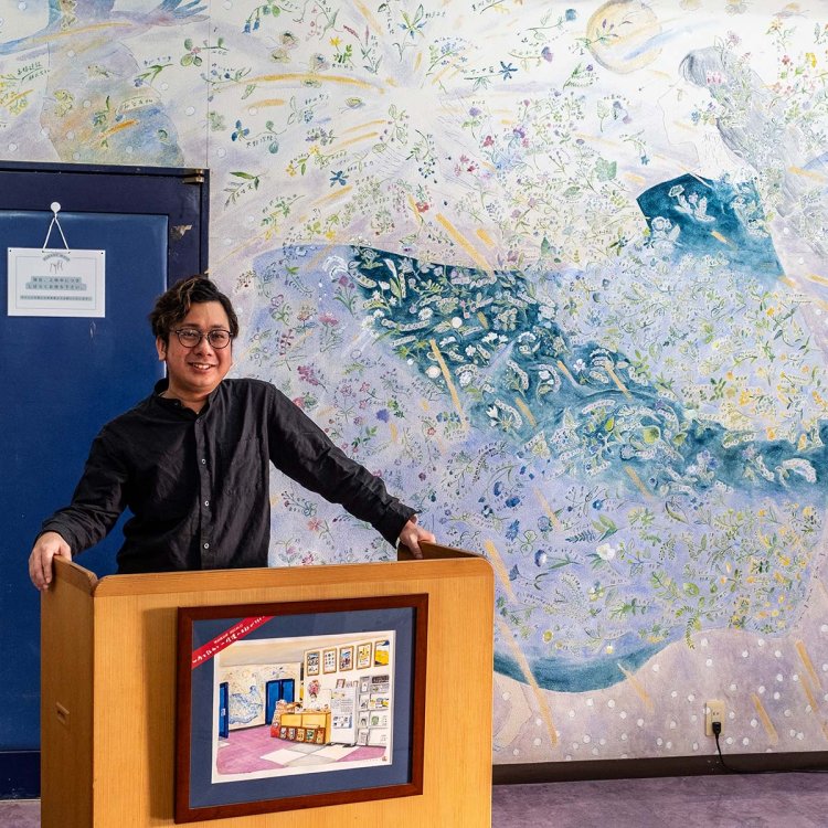 「壁画にはクラウドファンディングに賛同した方々の名前を記しているんですよ」と微笑む館長の和田さん。