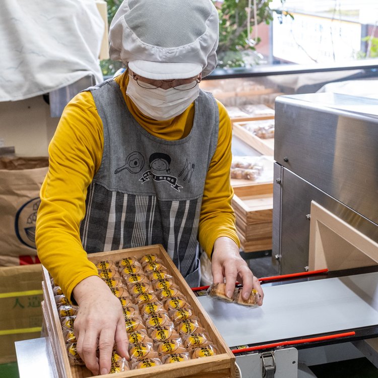 店舗併設の工場で独自製法により作られる鶏卵饅頭。各商品の価格は2025年4月に改定予定だ。