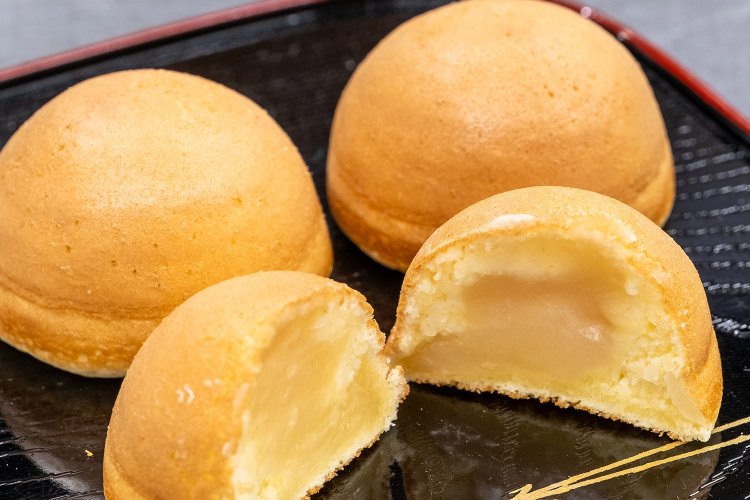 しっとりとした優しい食感の鶏卵饅頭は10個756円など。