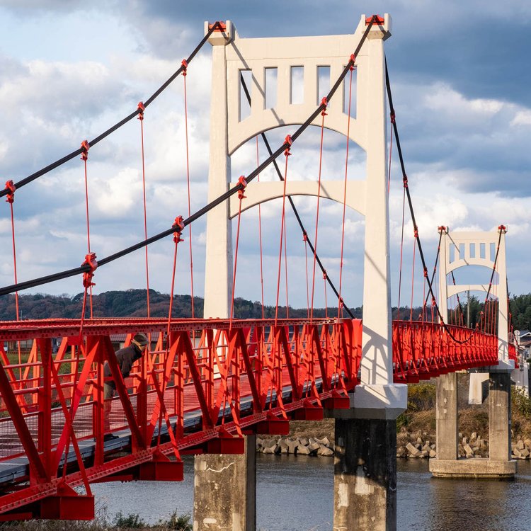 欄干中央部のハート形が縁結びスポットにもなっている飯田吊橋。