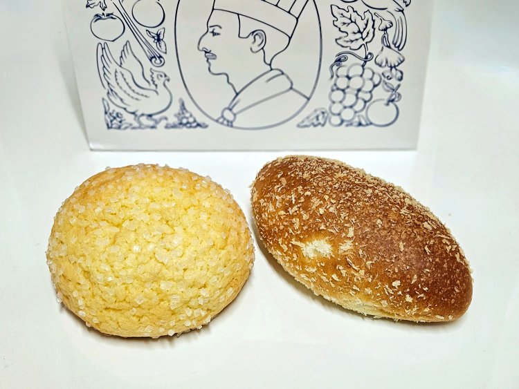 横浜高島屋店限定 ザクザクメロンパン540円、焼きカレーパン702円。