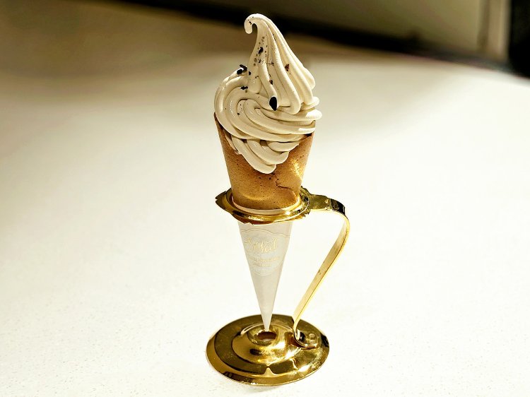 横浜高島屋店限定 S.Weilのモカソフトクリーム（カップまたはコーン）680円。