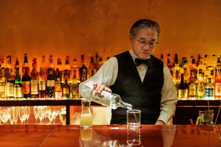 土佐漆喰（しっくい）の壁と鏡面仕上げカウンターが印象的な正統派Bar。塩田さんが静かな時間を紡ぐ。