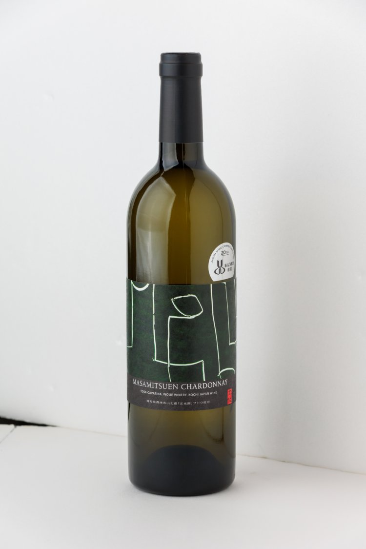 香南市内にある「正光圃場（まさみつほじょう）」で収穫したシャルドネのみを使用。ナッツのような香りや潮風のような風味など南国らしさが漂う。