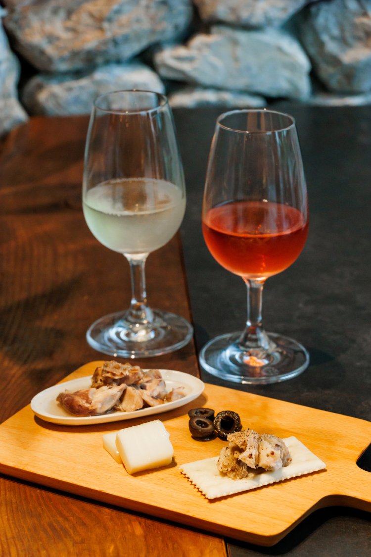 軽食も提供する。ワインには、高知産シャルキュトリなどを盛ったプレート1300円がおすすめ。