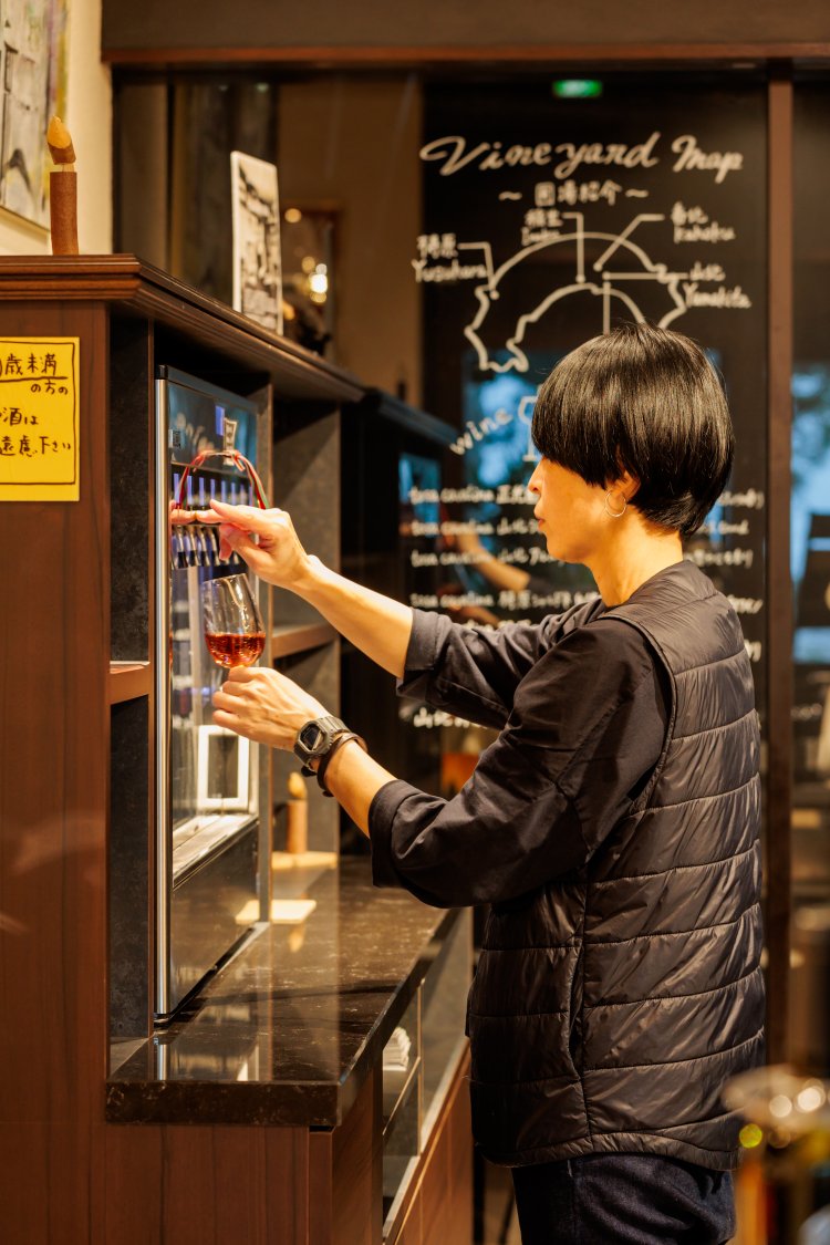 ワインの試飲は30ml300円～。店内にはガラス越しに醸造タンクを見ながら飲めるカウンターも。