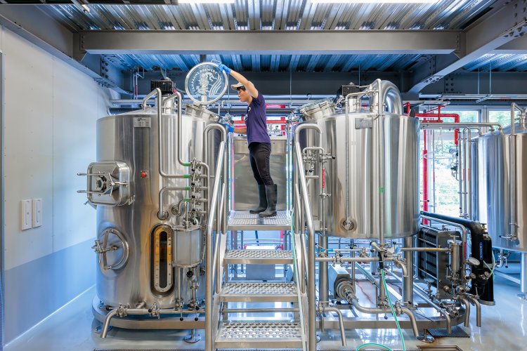 醸造所でビールを醸す瀬戸口さん。