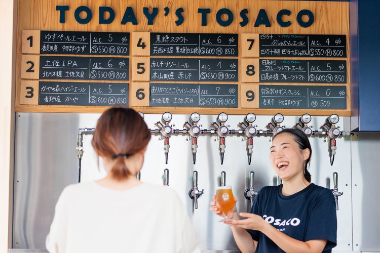 醸造所にはできたての生ビールを味わえるタップスタンドが併設されている。