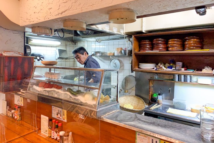 ゆで上がったスパゲティを大きな竹のざるで湯切りするのも先代からのやり方だ。