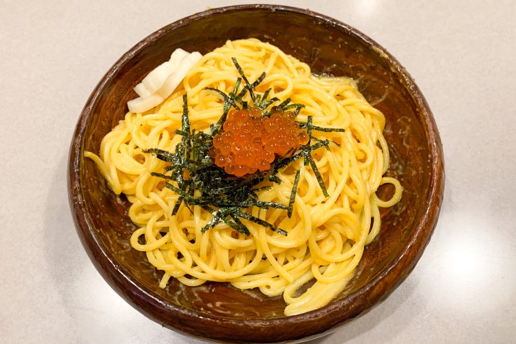 たらこウニスパゲティ1100円に、豪華にいくらをのせてプラス400円。合計1500円。