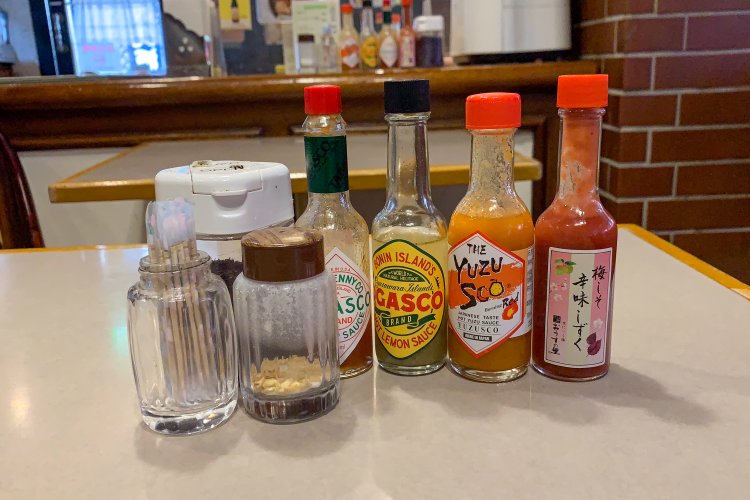 卓上調味料も豊富。タバスコの左にあるのは、ふりかけのゆかり。