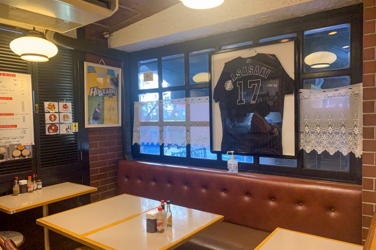 野球グッズは島崎さんの趣味。自宅にもたくさんあるそうだ。