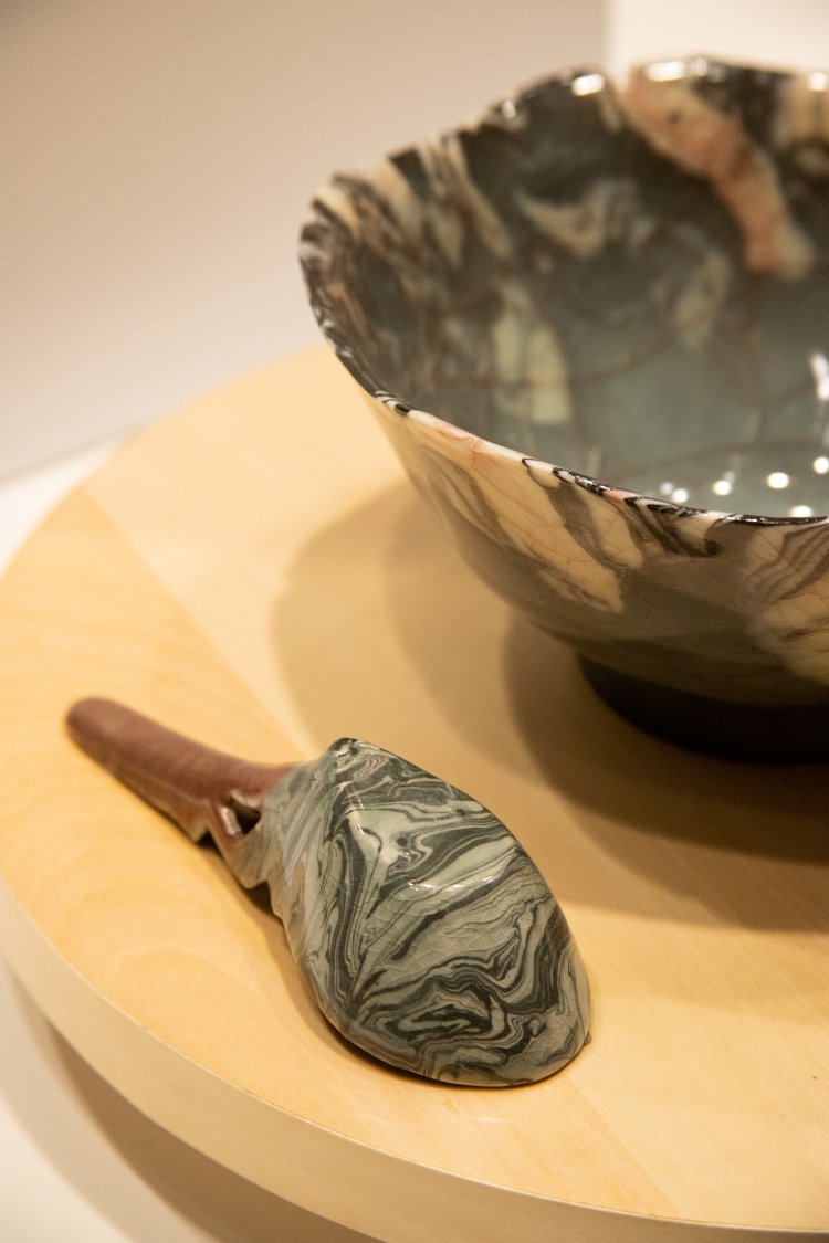 若尾 経「青磁 どんぶり」撮影＝Wagner Romano。