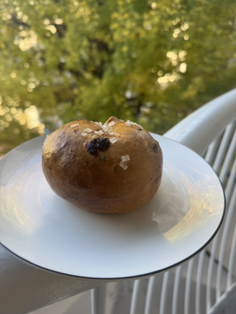 食感の違う3種類のベーグルで有名な、行列の絶えない人気店『テコナベーグル』（東京・代々木八幡）の、ふか いちごクランベリーミルク。