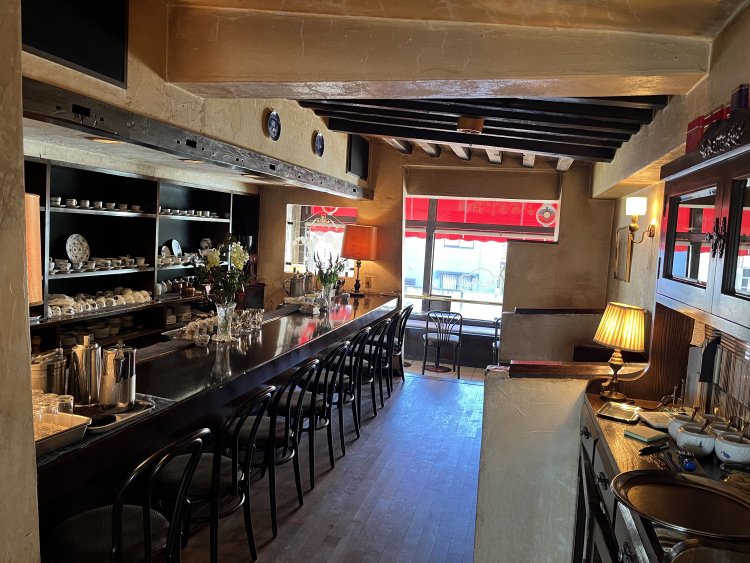 木の梁（はり）をむき出しにしたり、漆喰（しっくい）の白壁などフランスの田舎の家をイメージした内装。