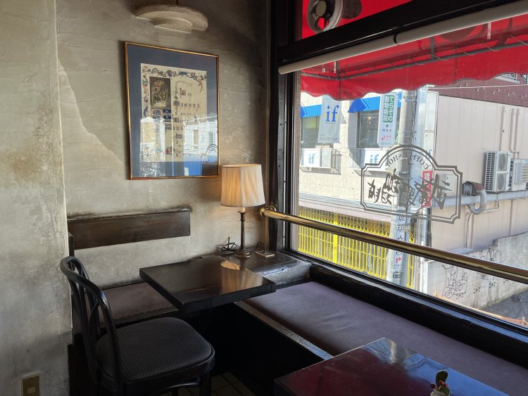 窓際の席が又吉さんのお気に入りだそう。