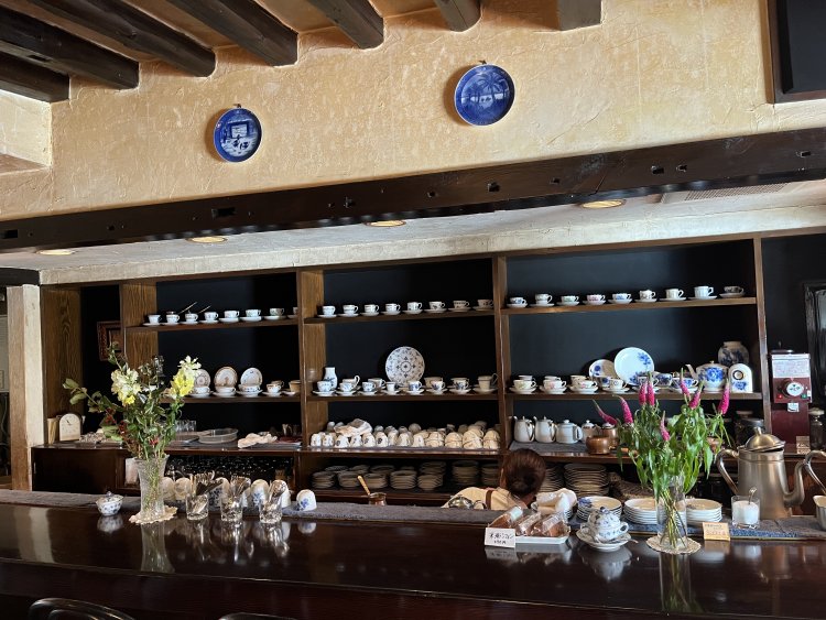 カウンターの奥にはマイセンなどのカップがずらり。季節の花を生けるのもマスターの楽しみのひとつ。
