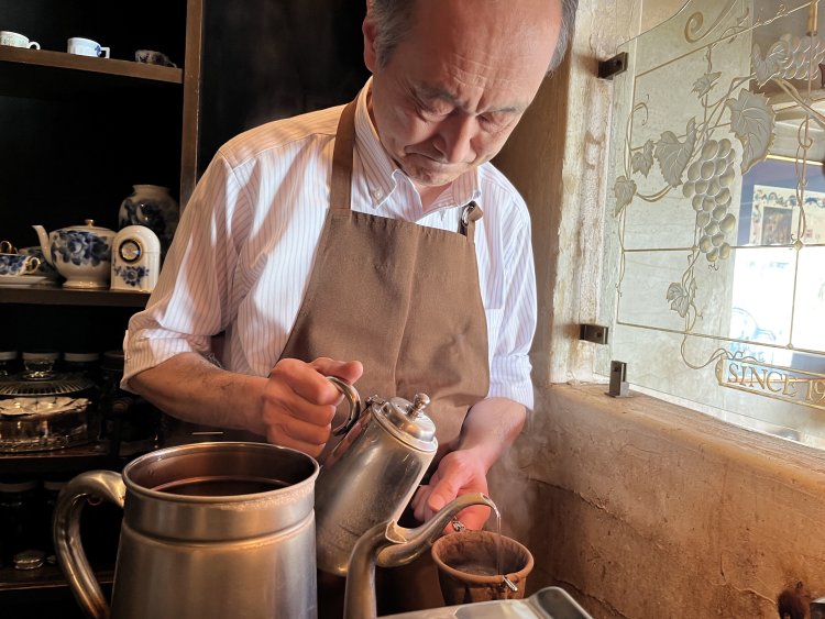 ネルドリップで丁寧に淹れられるコーヒー。5杯分を１度にドリップする。