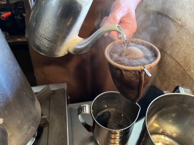 湯気とともに、コーヒーの甘く、芳しい香りが辺りに漂いシアワセな気分に。