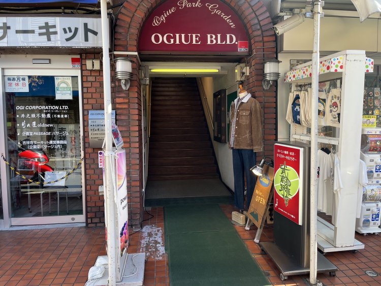 看板の案内通り、階段を上って2階にある店舗へ向かう。