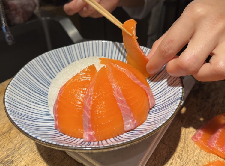 オーダーが入ってから酢飯を切り、こんもりとお椀型に。スライスした富士の介でご飯を覆うように盛り付けていく。