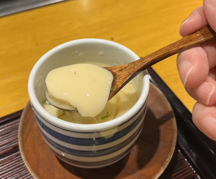 温かい茶碗蒸しはつるんとなめらかな口当たり。