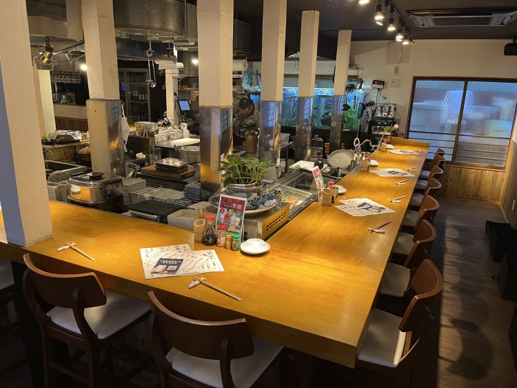 ゆったりとしたコの字カウンターも完備。