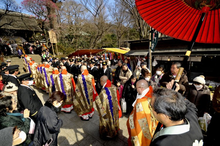 平安絵巻さながらのきらびやかな衣装に身を包んだ僧侶たちが練り歩く「お練り行列」。