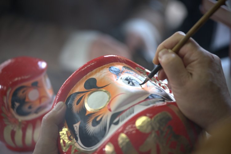 だるまの目入れには信仰の対象として魂入れするという意味もあるそうだ。