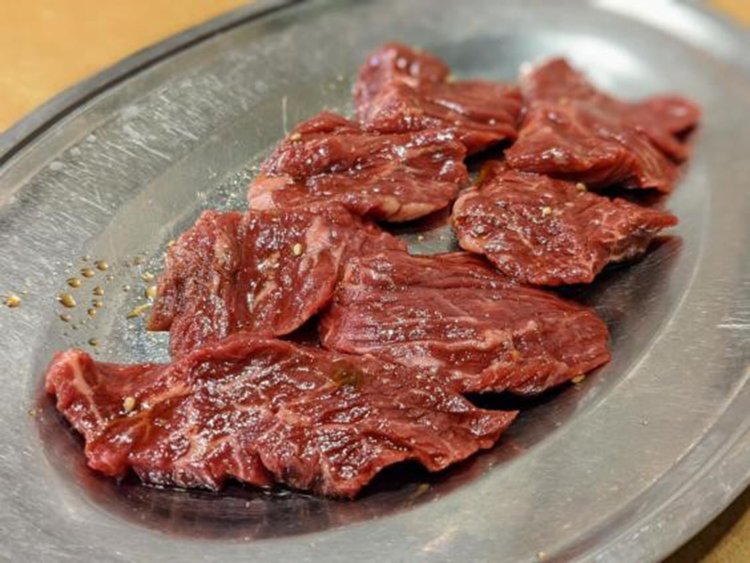 ステンレス皿にズシリとのった牛ハラミ。