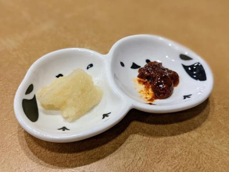 青森県産ニンニクのすりおろしと辛味タレ。