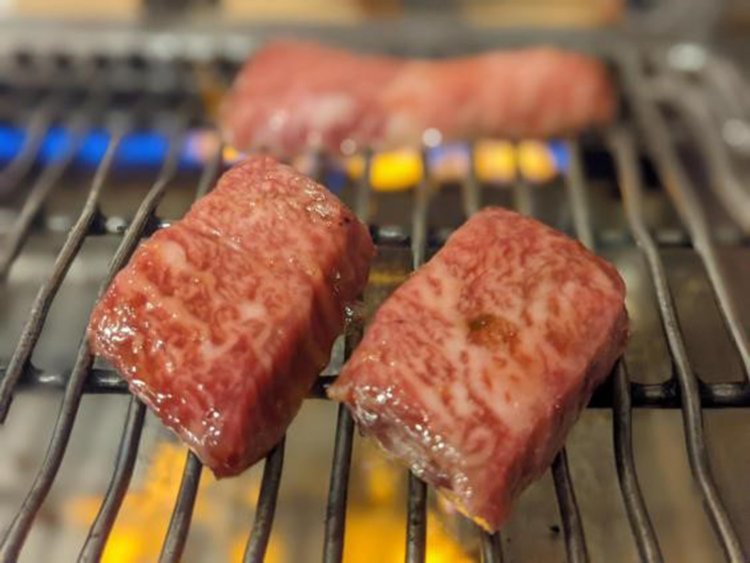 サシの美しい和牛カルビ。