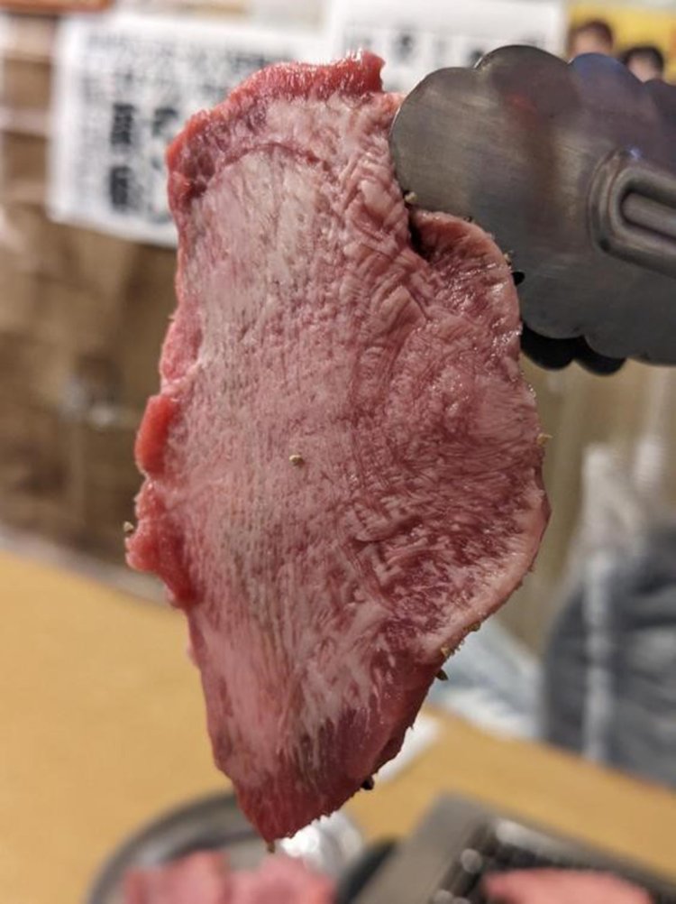 しっかりとサシが入っている美しい牛タン。