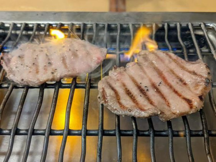 じっくりと焼かれた牛タンには美しい網目模様。