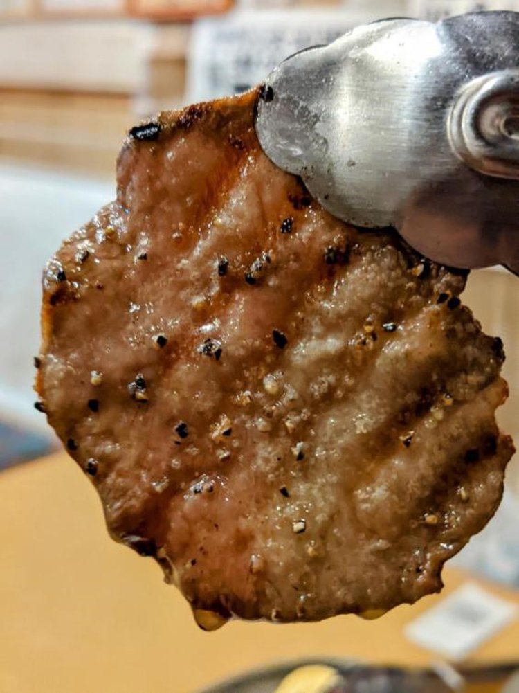 牛タンからも脂がしたたるとは知らなかった！