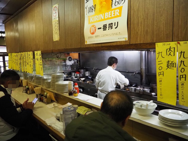 『萬里』の1階カウンター席。