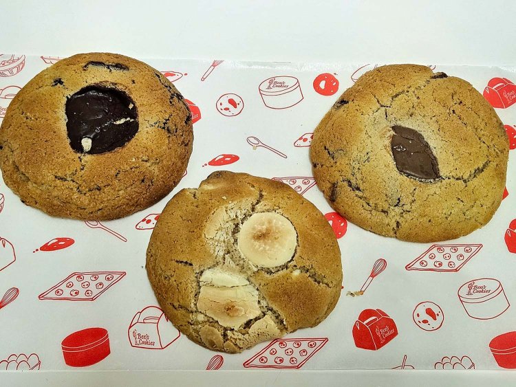 左から、ダークチョコレート、ホワイトチョコレート、ミルクチョコレート。