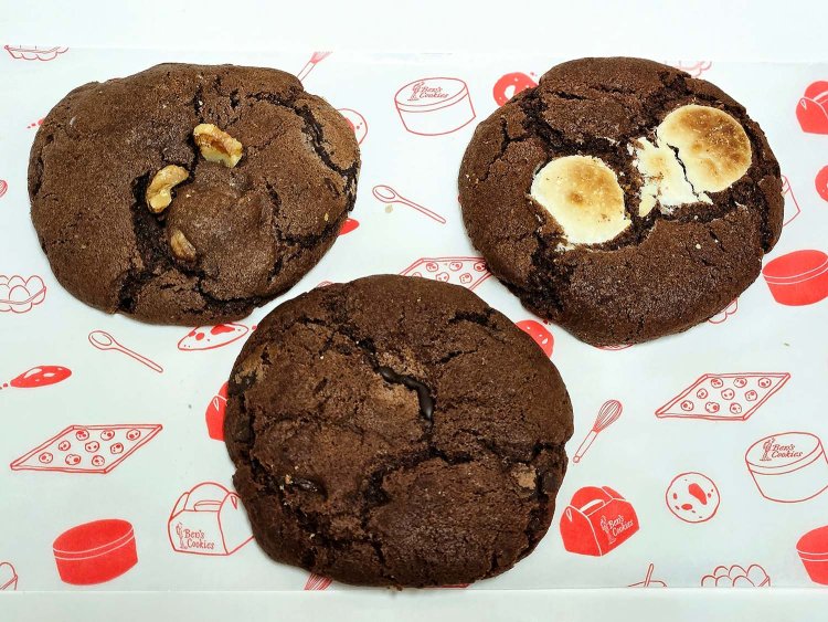 左から、ダブルチョコレート&クルミ、ダブルチョコレート、トリプルチョコレート。