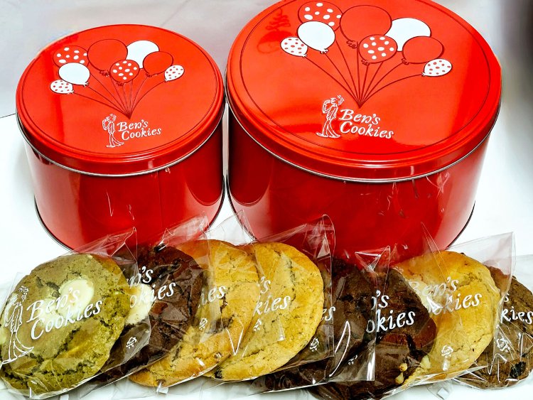 上野駅限定赤いギフト缶 スモールギフト缶4枚入り(個包装)1800円、ミディアムギフト缶8枚入り(個包装)3600円。