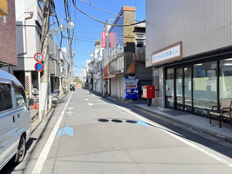 現在の亀七通り。通りのむこうは亀戸中央公園で、かつては日立製作所の工場があった。